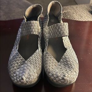 bernie mev. Women's Metallic Silver Flats, Sz 9.5 (39)